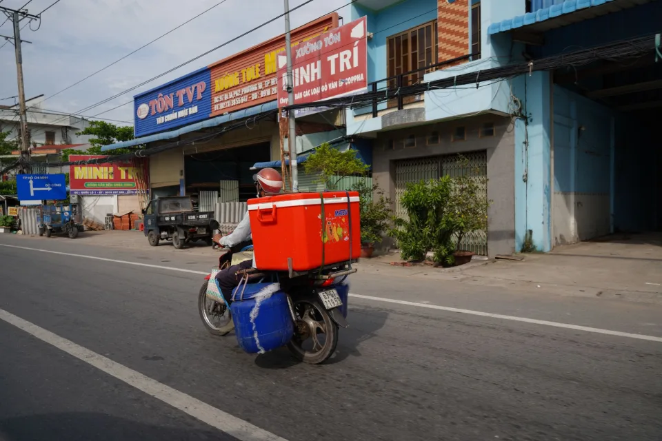 Xe cũ xước xát được chăm lại ngoại thất — trước